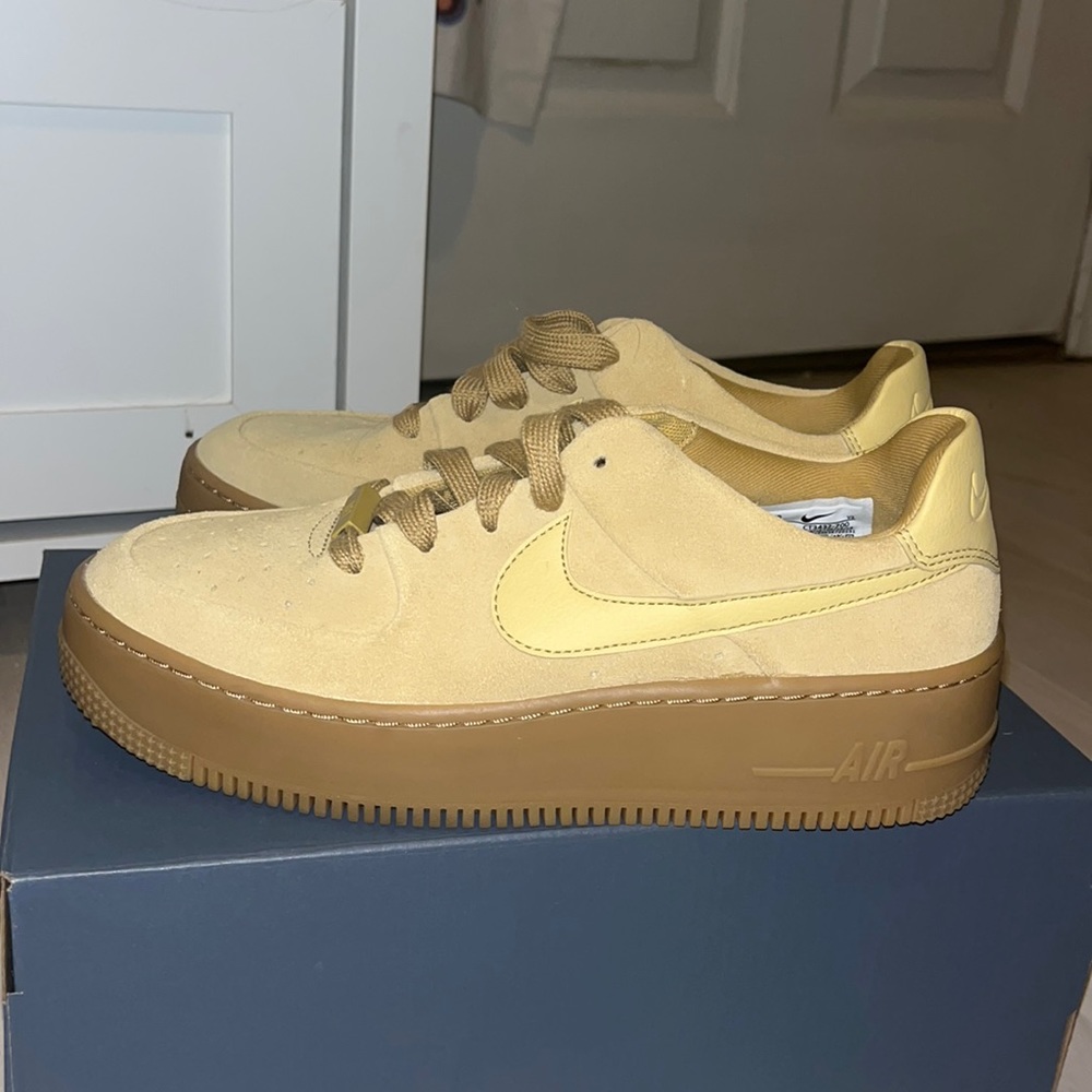 Women’s Nike Air Force 1 Sage Low Club Gold Size 8 (fits like 7.5)
